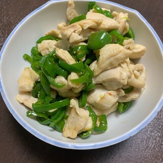 揉んで炒めるだけ！鶏胸肉とピーマンの炒め物